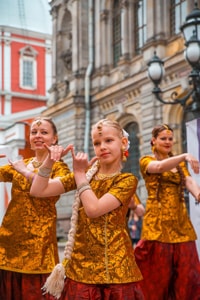 индийский танец на улице СПб в центре города
