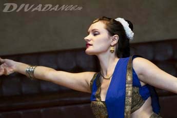 искусство абхинайи - танцовщица обращается к публике с помощью жестов и выражения лица