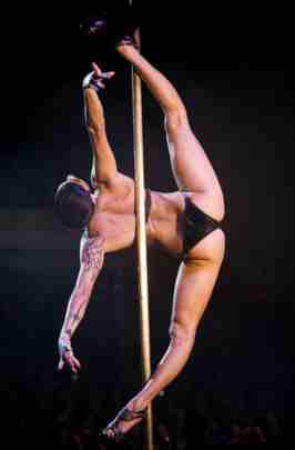 Феликс Кейн (Felix Cane) - танец на пилоне в Цирк Дю Солей 