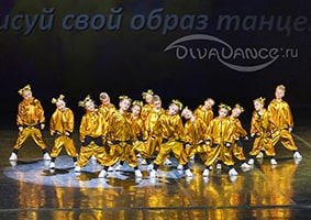 дошкольники танцуют на сцене