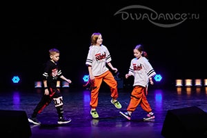 дети танцуют shuffle dance