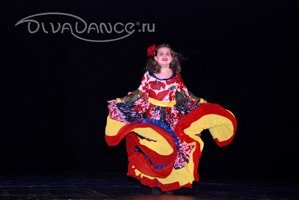 яркий сольный танец радует зрителя
