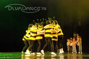 танцы пчелок на сцене